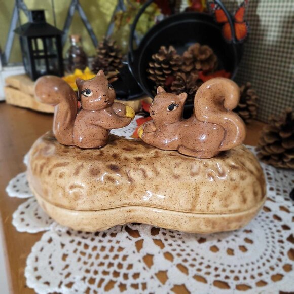 🍂 20% OFF - Vintage Peanut Shaped Lidded Bowl with Squirrels - Ceramic Pottery - Picture 4 of 9